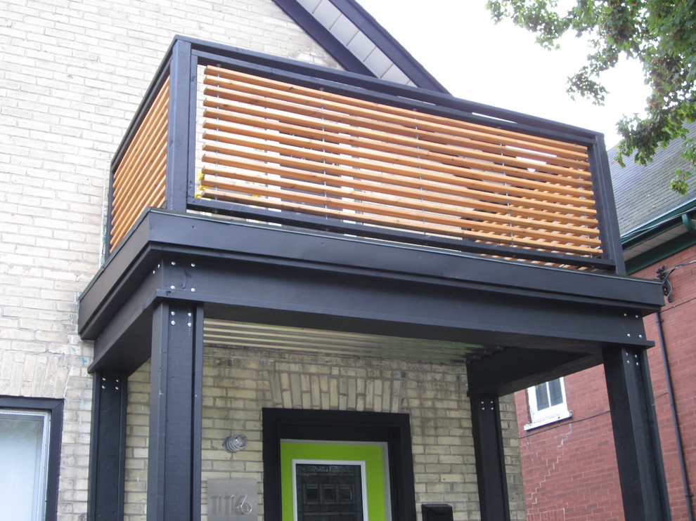 Design ideas for a modern verandah in Toronto.