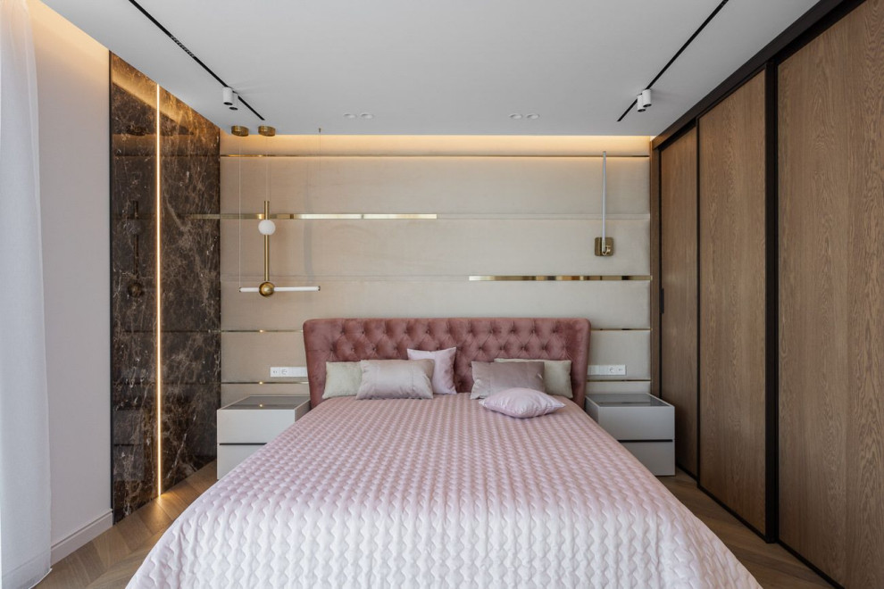 Спальная комната с розовой кроватью