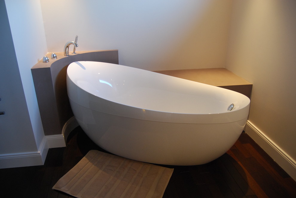 This is an example of a modern bathroom in Rennes.