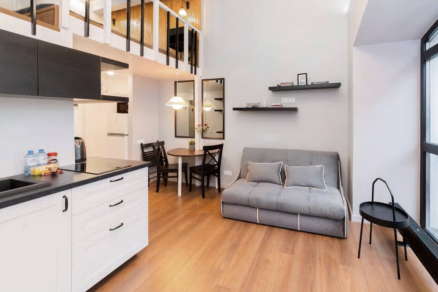 Двухэтажная студия, обшитая деревом