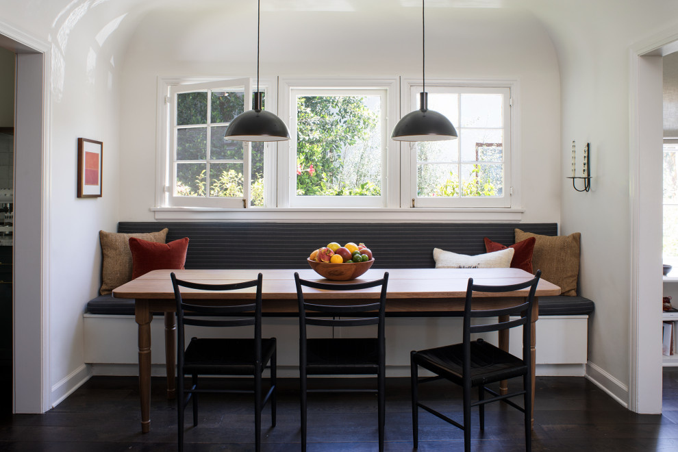 Foto di un piccolo angolo colazione classico con pareti bianche, parquet scuro e pavimento marrone