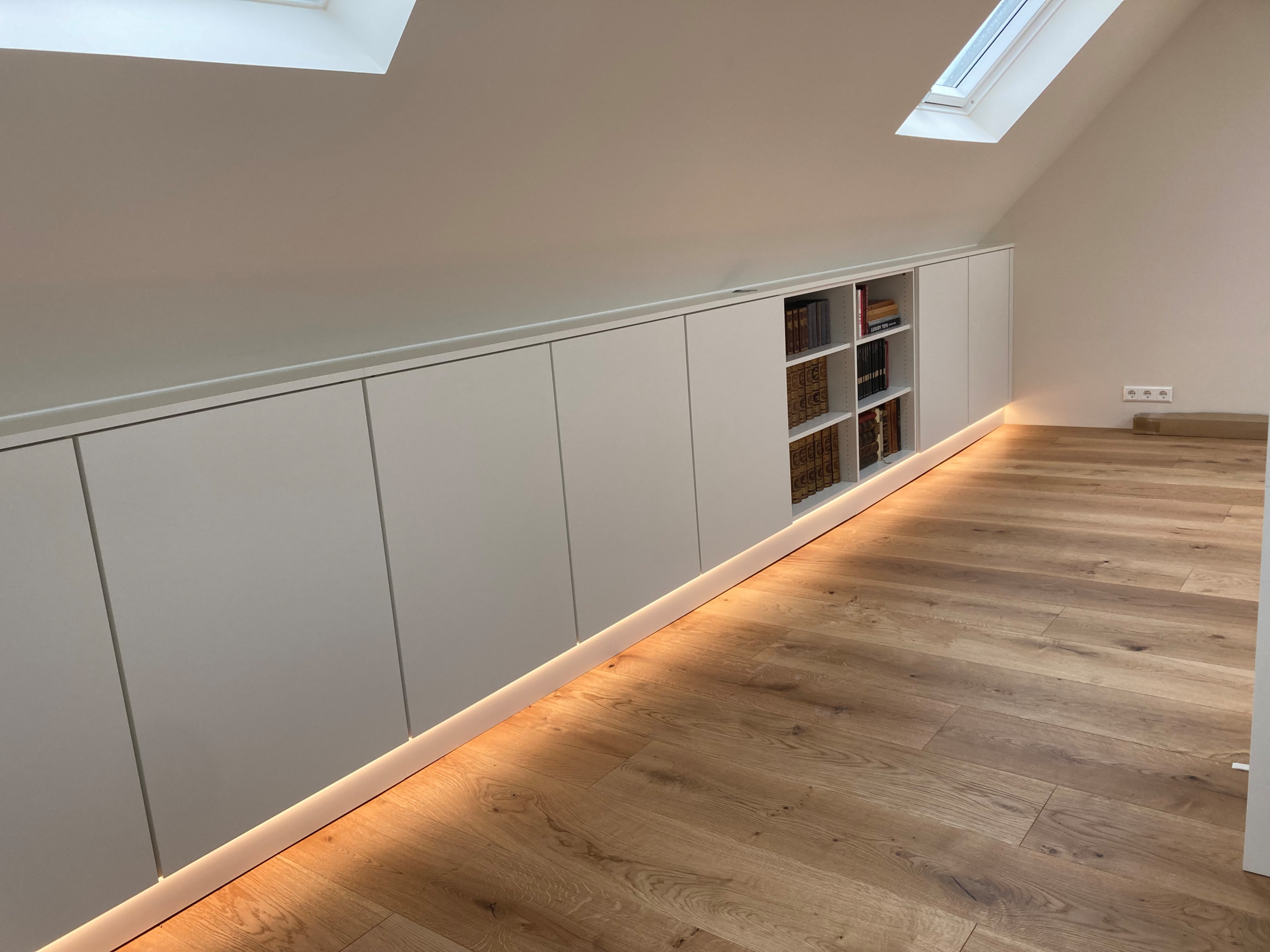 Einbauschrank in der Dachschräge mit indirekter Beleuchtung