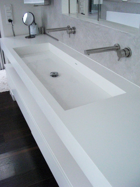 Ispirazione per una grande stanza da bagno padronale design con vasca ad alcova, pareti grigie e parquet scuro