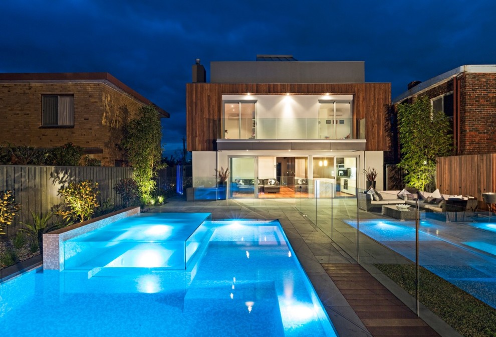 Mid-sized contemporary home design in Sunshine Coast.