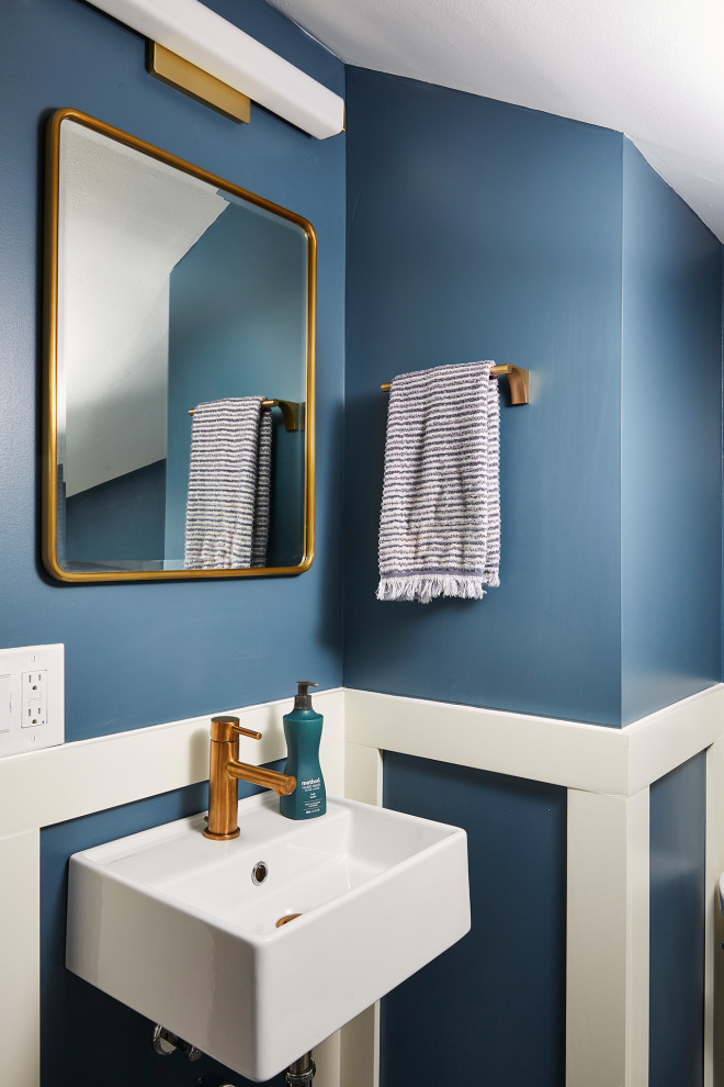 Стильный дизайн: ванная комната среднего размера в стиле неоклассика (современная классика) с душем в нише, раздельным унитазом, синими стенами, мраморным полом, душевой кабиной, подвесной раковиной, черным полом, душем с распашными дверями, тумбой под одну раковину и подвесной тумбой - последний тренд