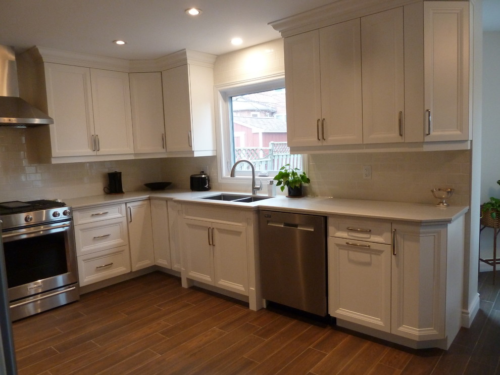 Kitchen - transitional kitchen idea in Toronto
