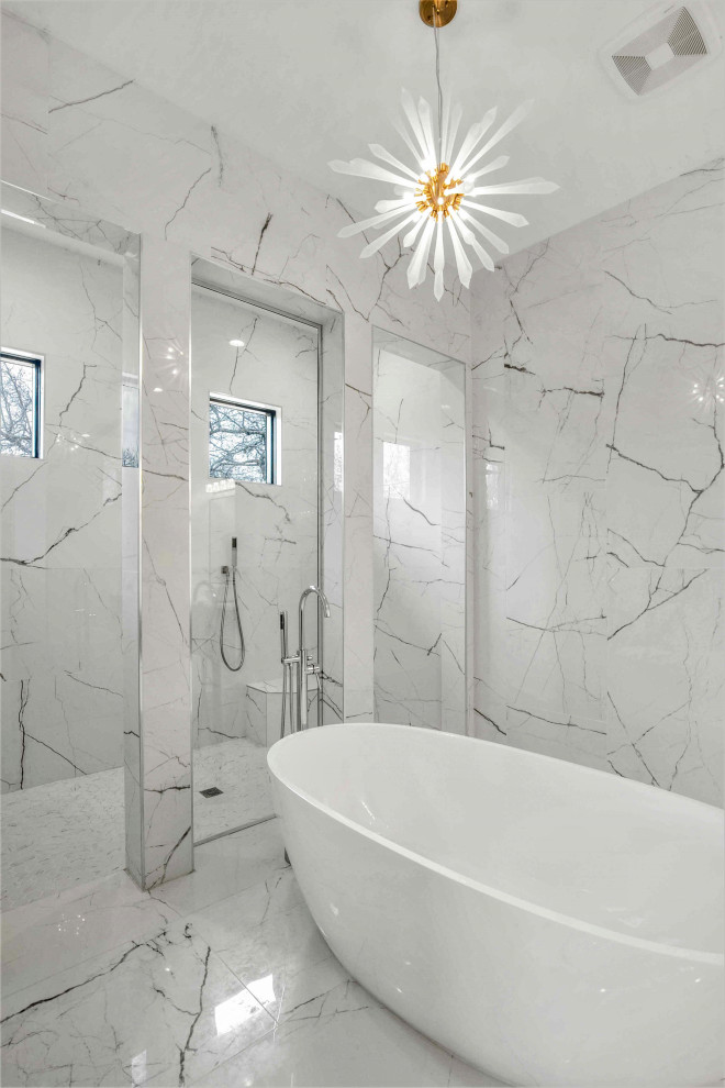 Свежая идея для дизайна: большая главная ванная комната в стиле модернизм с плоскими фасадами, серыми фасадами, отдельно стоящей ванной, двойным душем, унитазом-моноблоком, белой плиткой, керамогранитной плиткой, белыми стенами, полом из керамогранита, настольной раковиной, столешницей из искусственного кварца, белым полом, открытым душем, белой столешницей, сиденьем для душа, тумбой под две раковины и подвесной тумбой - отличное фото интерьера