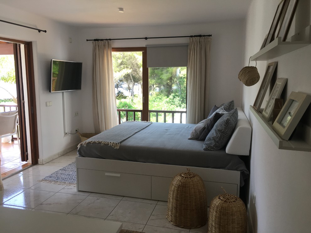 Mittelgroßes Mediterranes Hauptschlafzimmer ohne Kamin mit weißer Wandfarbe, Porzellan-Bodenfliesen und weißem Boden in Frankfurt am Main