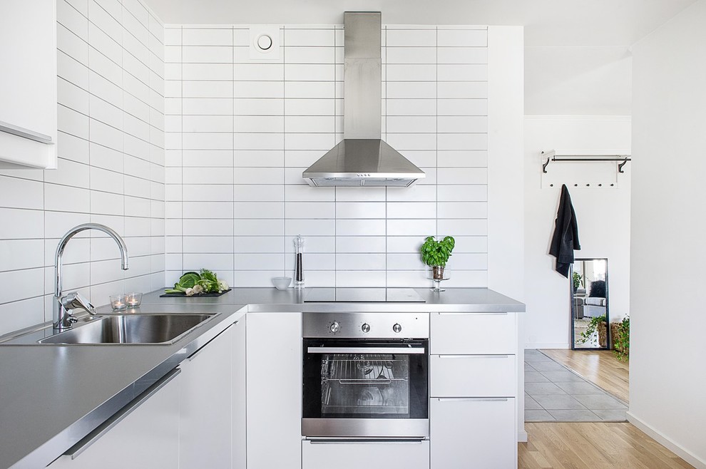 This is an example of a scandinavian kitchen in Stockholm.