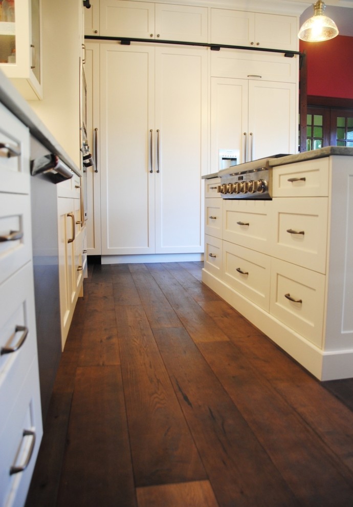Transitional home design photo in Vancouver