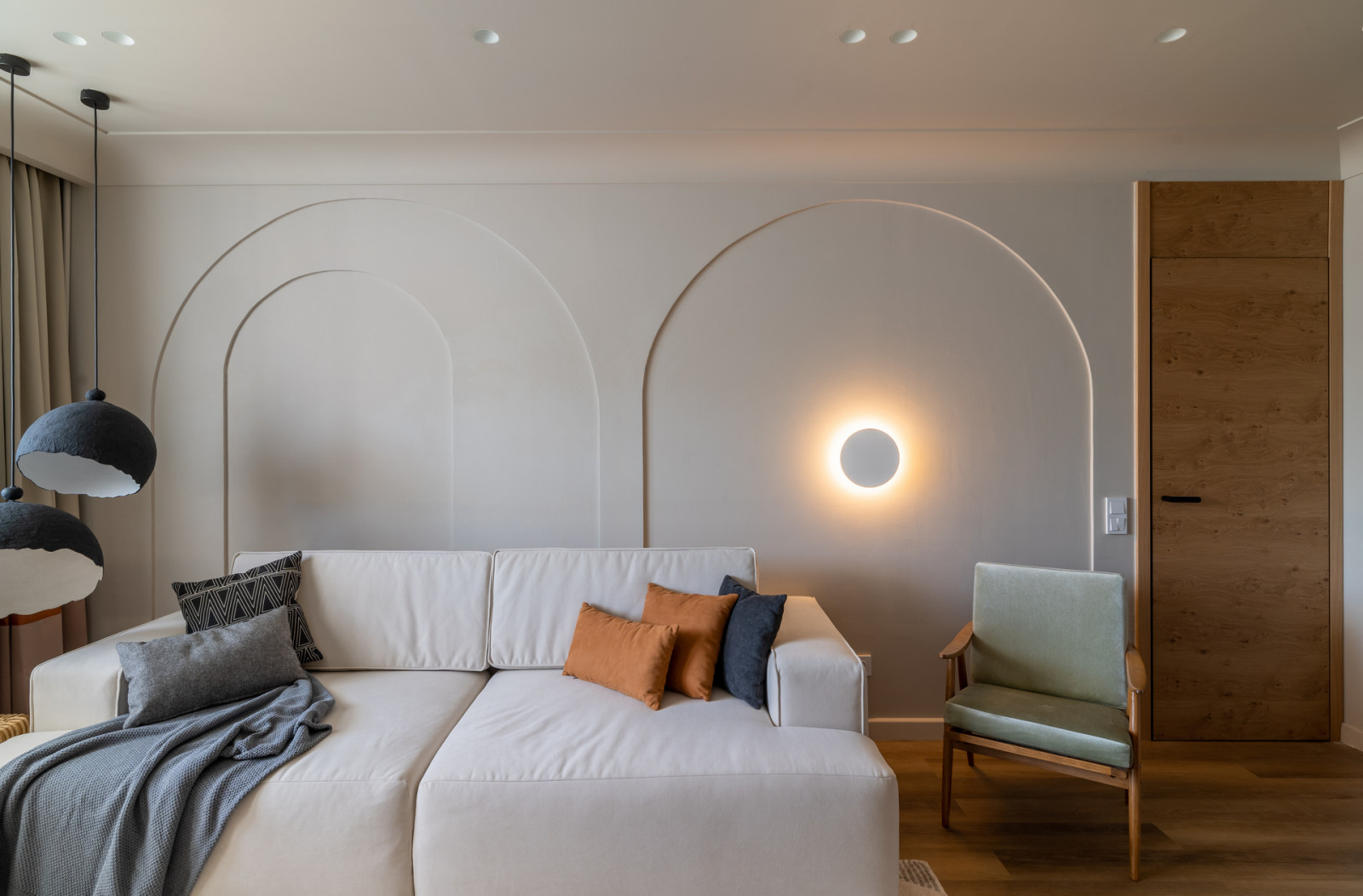 Солнце, арки и осиное гнездо в гостиной