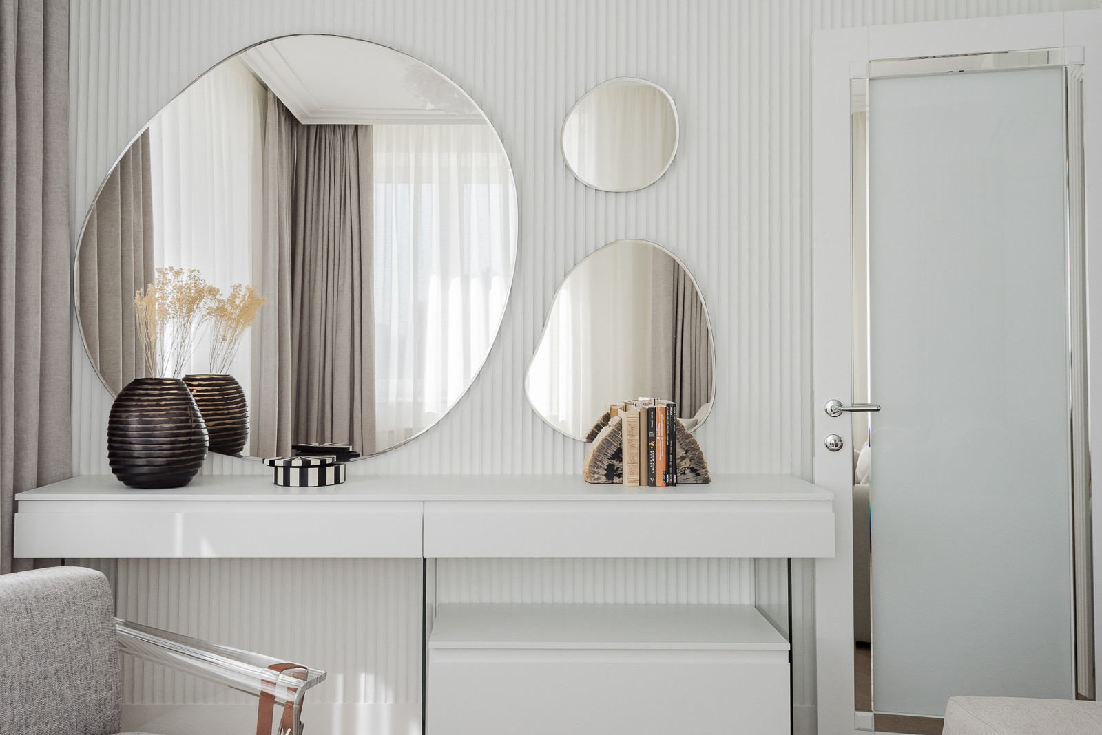 Стеновая фрезерованная панель и консольный стол с тумбой