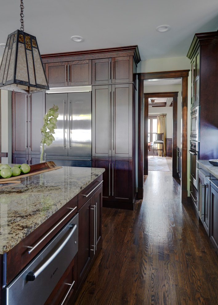 Example of a transitional kitchen design in Chicago