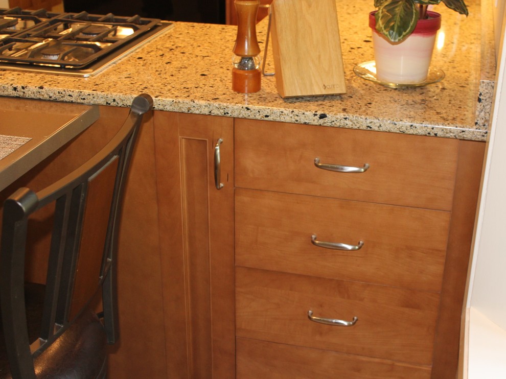 Inspiration for a mid-sized transitional u-shaped eat-in kitchen remodel with shaker cabinets, medium tone wood cabinets, quartzite countertops and a peninsula