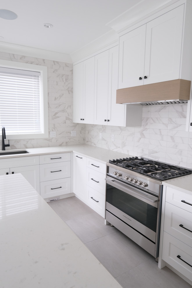 Kitchen - transitional kitchen idea in Vancouver