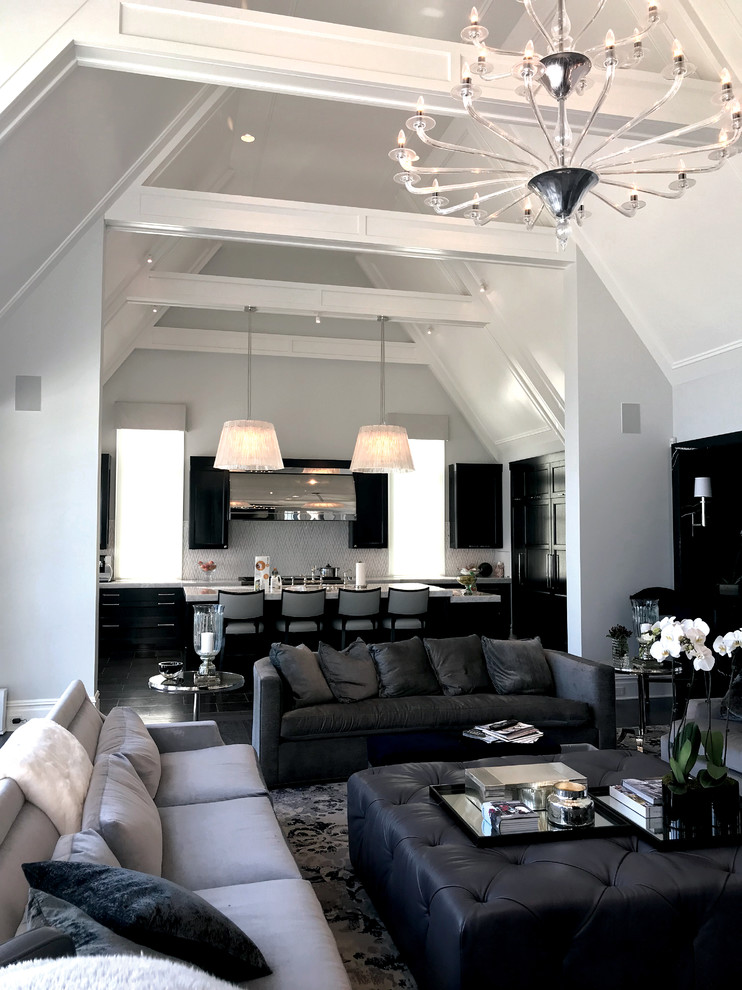 Cette image montre un grand salon design ouvert avec parquet foncé, un sol noir et un plafond voûté.