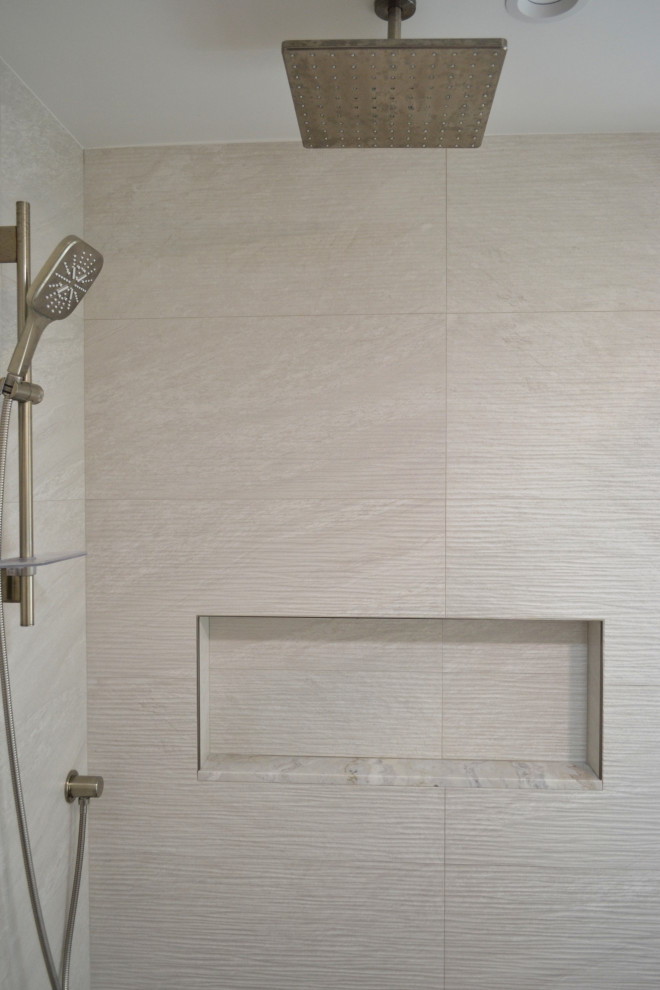 Пример оригинального дизайна: ванная комната среднего размера в стиле неоклассика (современная классика) с полом из керамической плитки, фасадами с утопленной филенкой, фасадами цвета дерева среднего тона, душем в нише, разноцветной плиткой, керамической плиткой, душевой кабиной, врезной раковиной, столешницей из гранита, коричневым полом, душем с распашными дверями, разноцветной столешницей, тумбой под две раковины и встроенной тумбой