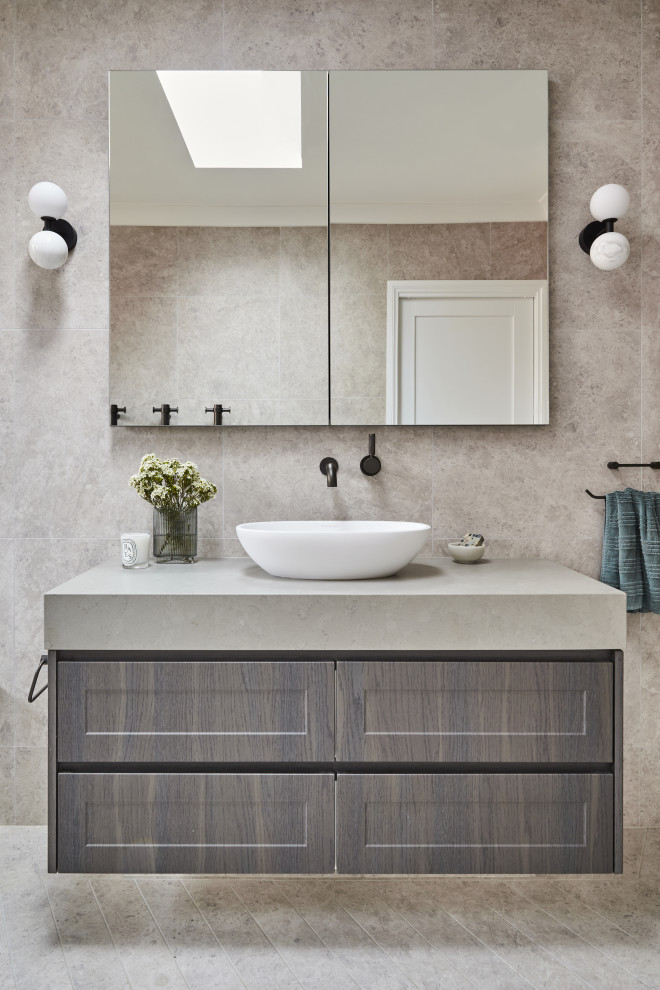 Foto di una stanza da bagno minimal con ante in stile shaker, un lavabo e mobile bagno incassato