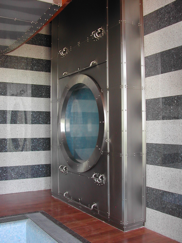 Нержавеющая сталь в интерьере бассейна загородного дома