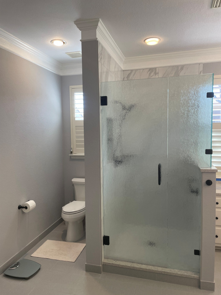 Idéer för stora funkis en-suite badrum, med en dusch i en alkov, en toalettstol med separat cisternkåpa, vit kakel, porslinskakel, grå väggar, klinkergolv i porslin, grått golv och dusch med gångjärnsdörr