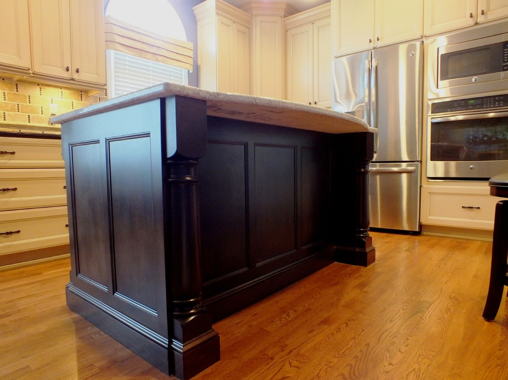 Example of a transitional kitchen design in Cincinnati