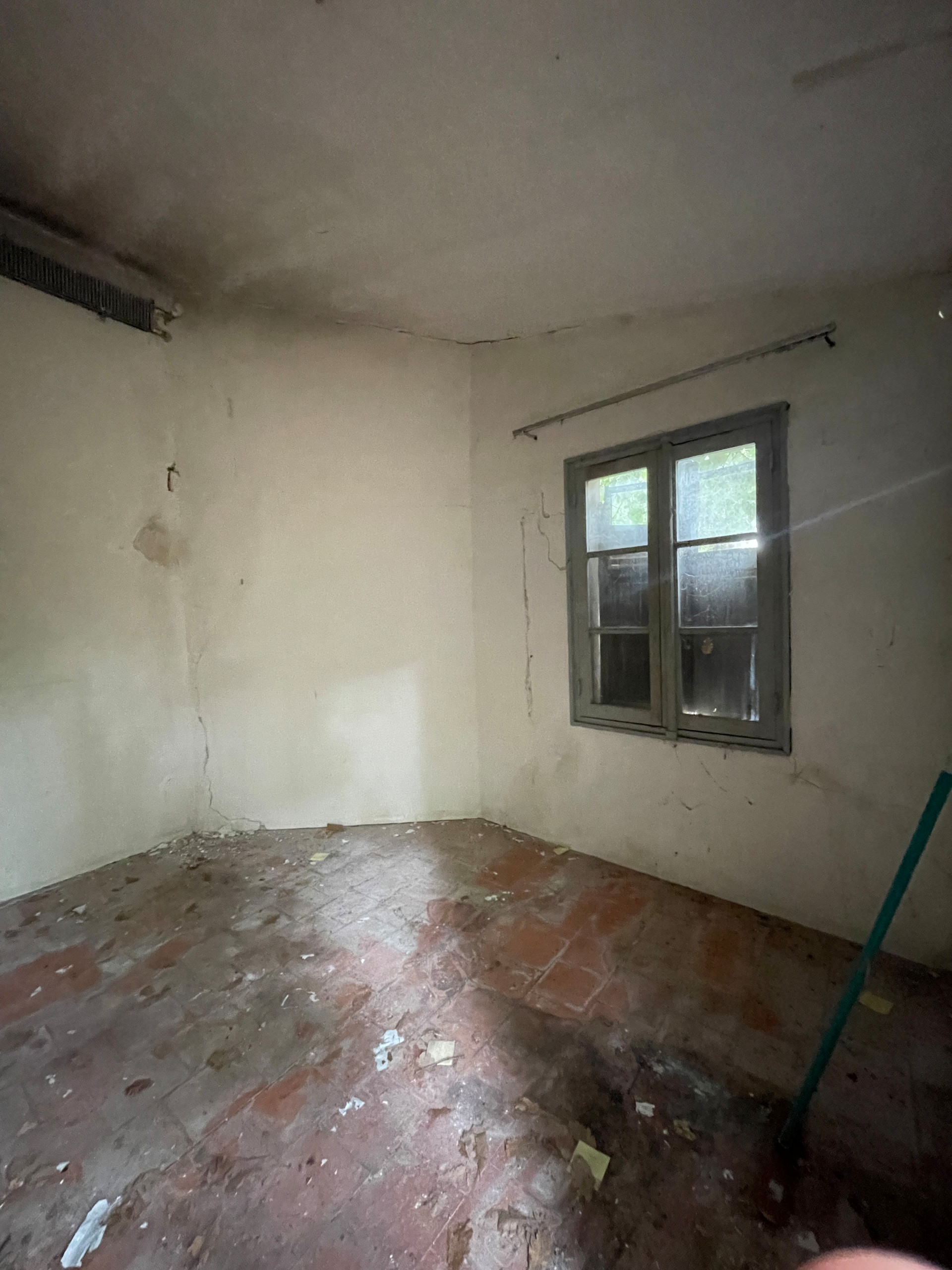 Réhabilitation de locaux délabrés en espace bureau et studio