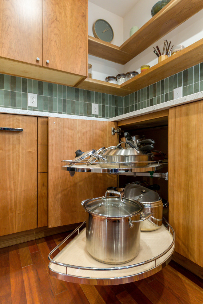 Inspiration for a mid-century modern kitchen remodel in Burlington