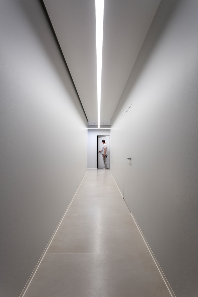 Immagine di un grande ingresso o corridoio design