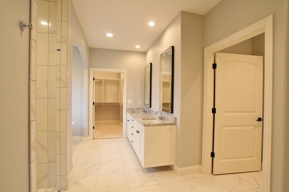 Example of a transitional bathroom design in Chicago