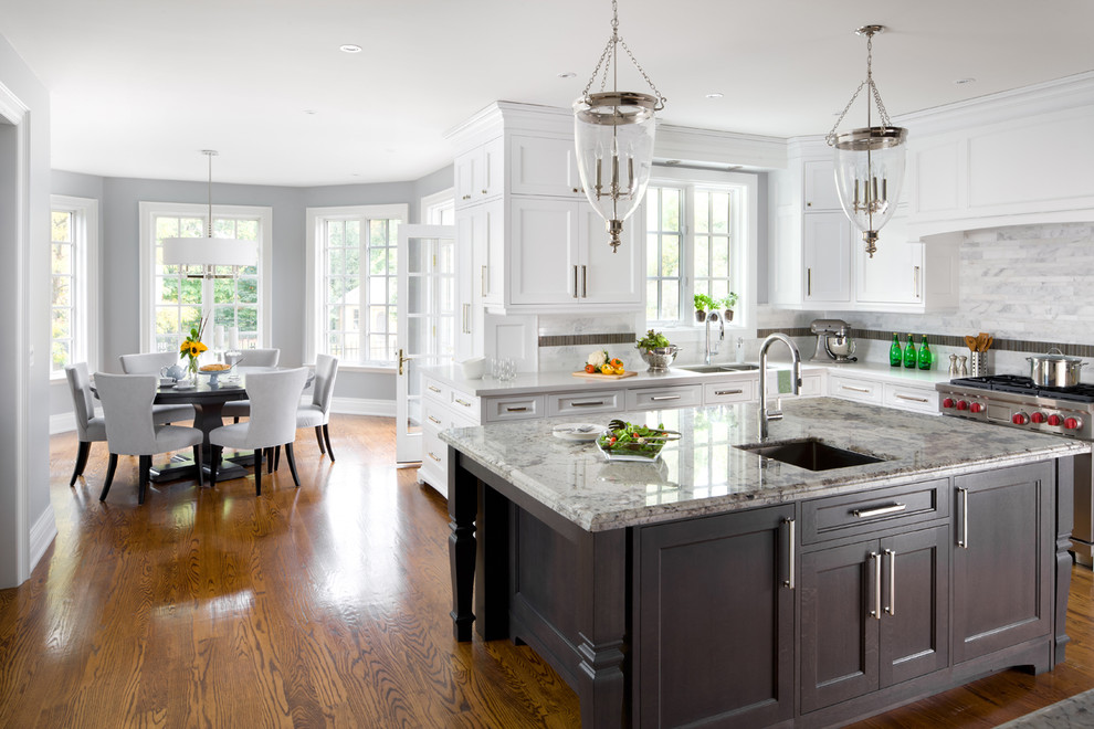 Inspiration for a traditional eat-in kitchen in Toronto with quartz benchtops.