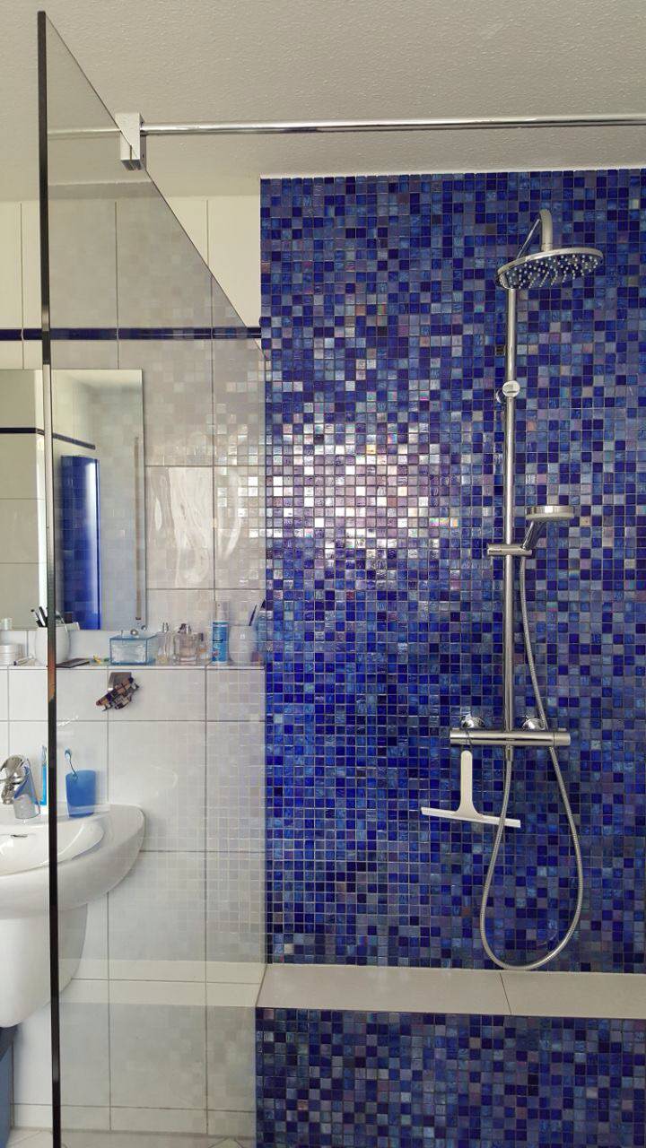 Planung einer Teilsanierung mit XL-Dusche in Blau