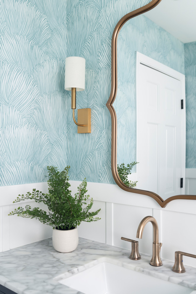 Inspiration för mellanstora klassiska vitt toaletter, med skåp i shakerstil, blå skåp, blå väggar, marmorgolv, ett undermonterad handfat, marmorbänkskiva och grått golv