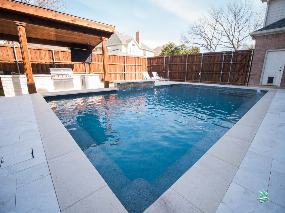 Foto de casa de la piscina y piscina infinita retro de tamaño medio a medida en patio delantero con adoquines de hormigón