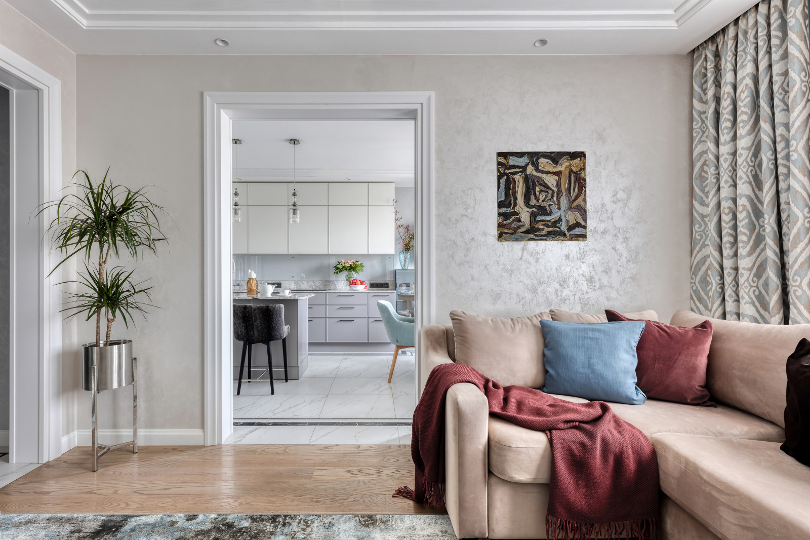 Гостиная с видом на кухню