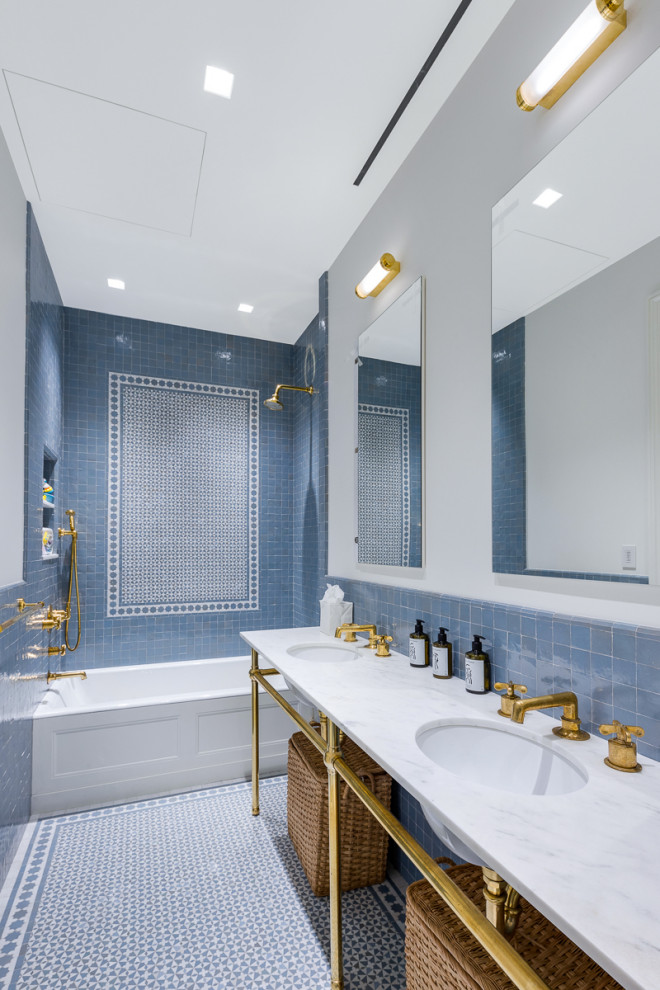 Свежая идея для дизайна: ванная комната в классическом стиле с ванной в нише, душем над ванной, синей плиткой, керамической плиткой, белыми стенами, полом из мозаичной плитки, врезной раковиной, мраморной столешницей, синим полом, открытым душем, белой столешницей, тумбой под две раковины и напольной тумбой - отличное фото интерьера