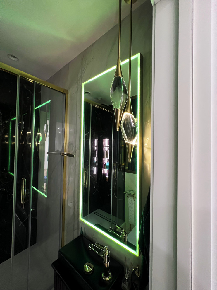 Зеркало в сатинированной раме с подсветкой