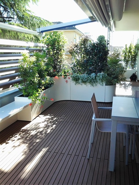 Terrazzo con fioriere bianche, panca e mascheramento contemporary-deck