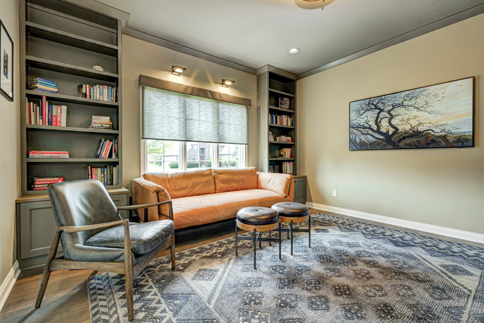 Mittelgroßes Modernes Arbeitszimmer mit beiger Wandfarbe, dunklem Holzboden, eingelassener Decke und braunem Boden in Indianapolis