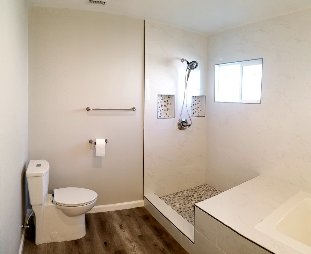 Идея дизайна: главная ванная комната среднего размера в современном стиле с плоскими фасадами, коричневыми фасадами, японской ванной, угловым душем, раздельным унитазом, белой плиткой, керамогранитной плиткой, серыми стенами, полом из винила, врезной раковиной, столешницей из кварцита, серым полом, душем с распашными дверями, белой столешницей, тумбой под две раковины и напольной тумбой