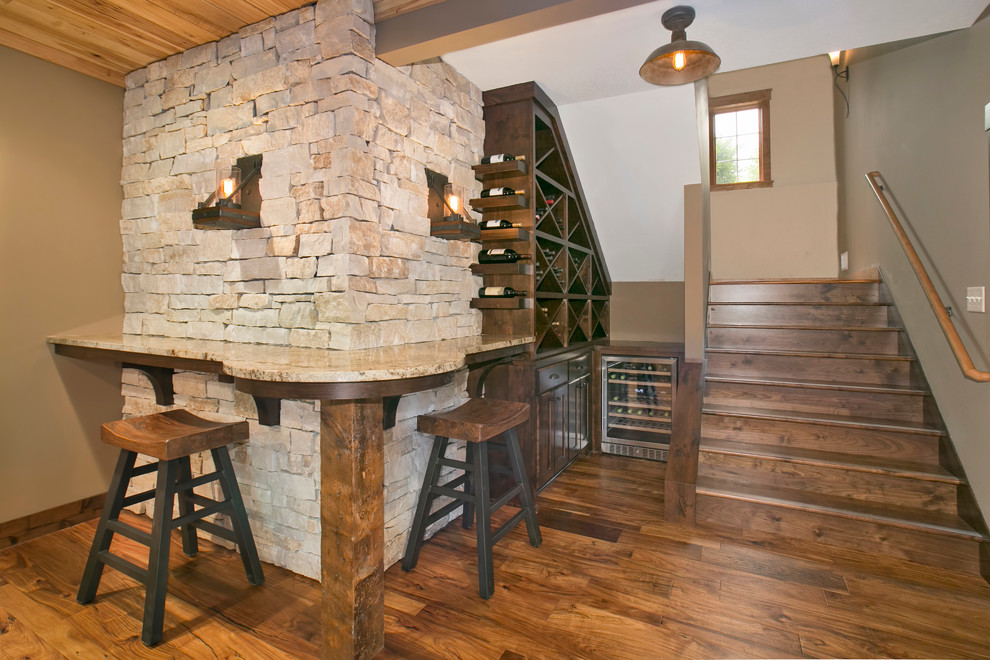 Example of a transitional home design design in Minneapolis