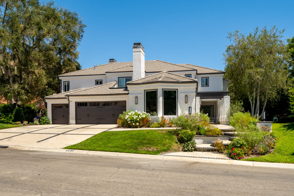 Geräumiges, Zweistöckiges Modernes Einfamilienhaus mit Putzfassade, weißer Fassadenfarbe und braunem Dach in Los Angeles
