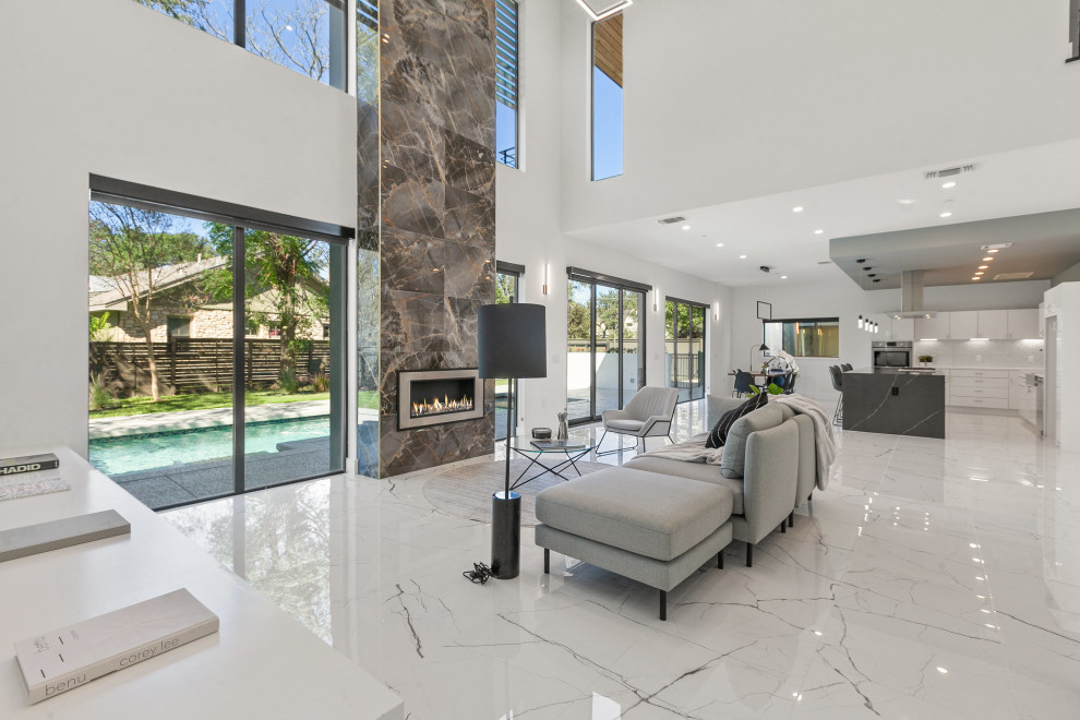 Esempio di un soggiorno moderno di medie dimensioni con pareti bianche, pavimento in gres porcellanato e pavimento bianco