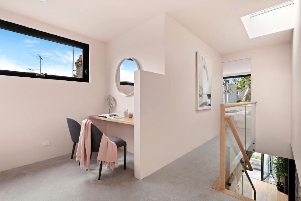 Стильный дизайн: коридор среднего размера в современном стиле с розовыми стенами, ковровым покрытием и серым полом - последний тренд