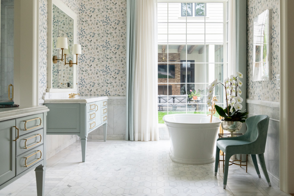 Inspiration för ett mellanstort vintage vit vitt en-suite badrum, med turkosa skåp, ett fristående badkar, en dusch i en alkov, ett undermonterad handfat, marmorbänkskiva, vitt golv, dusch med gångjärnsdörr och luckor med infälld panel