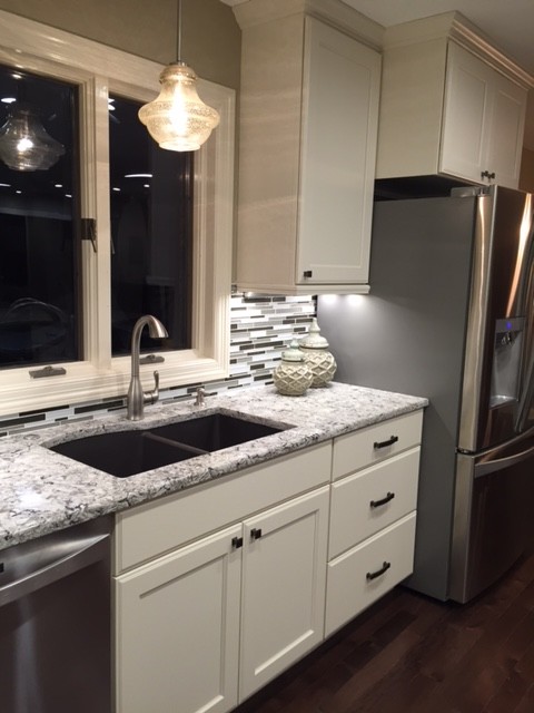 Kitchen - transitional kitchen idea in Omaha