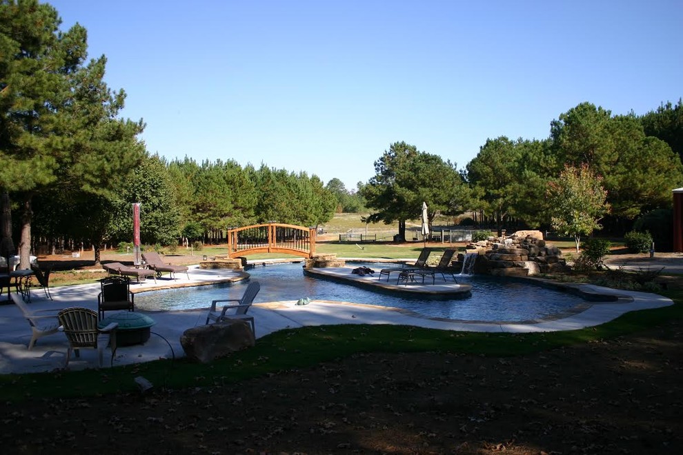 Inspiration for a transitional backyard custom-shaped pool fountain remodel