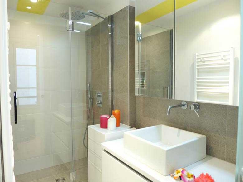 Diseño de cuarto de baño único minimalista de tamaño medio con aseo y ducha y encimeras blancas