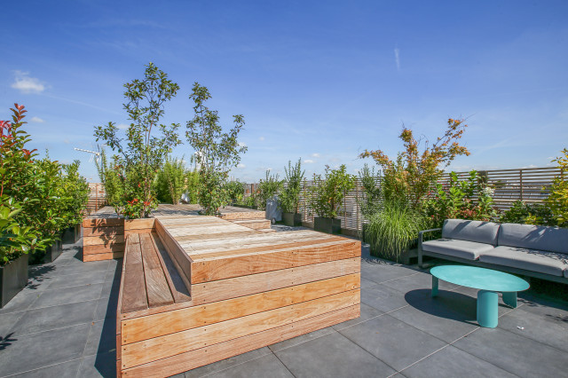Bancs int&eacute;gr&eacute;s &agrave; l'estrade moderno-terraza-y-balcon