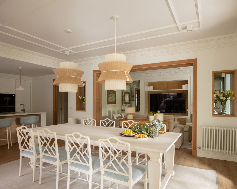 Ejemplo de comedor tradicional renovado grande abierto con paredes blancas, suelo laminado, todas las chimeneas, marco de chimenea de madera, suelo marrón, casetón y alfombra