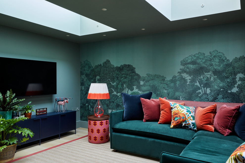 Стильный дизайн: гостиная комната в стиле неоклассика (современная классика) с акцентной стеной - последний тренд